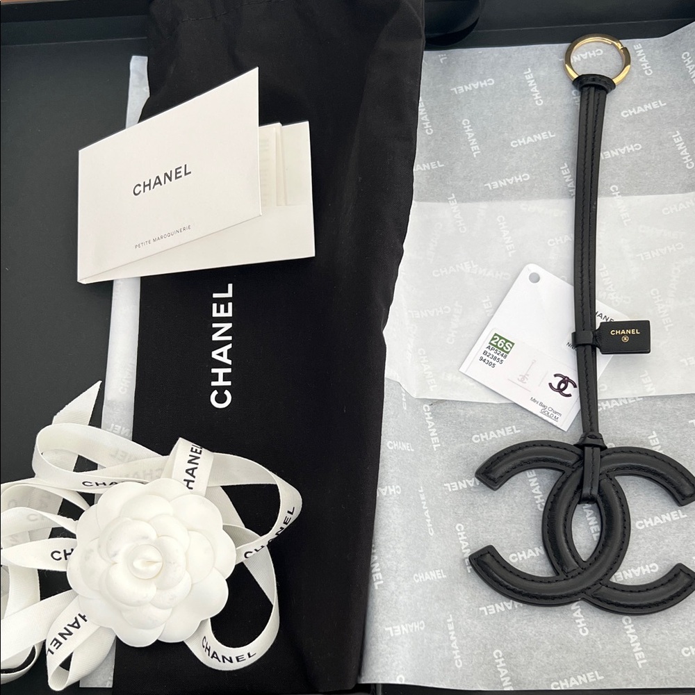 CHANEL 26S Key Holder / Bag Charm with Gold Ring - Black Leather - Picture 4 of 4